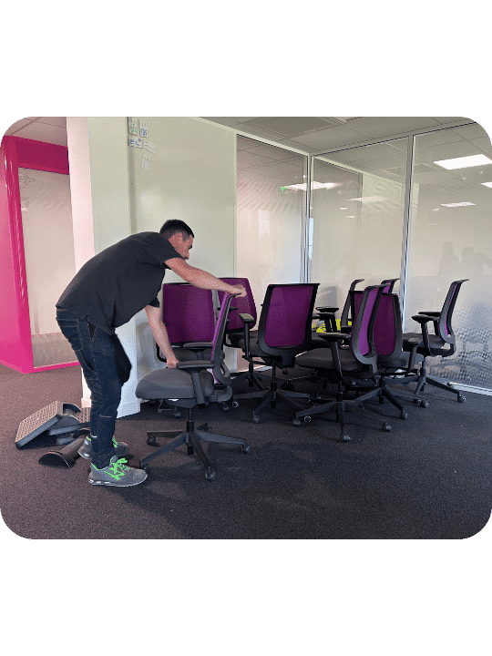 Transfert, déménagement et stockage de mobilier professionnel par les équipes Ouest Bureau
